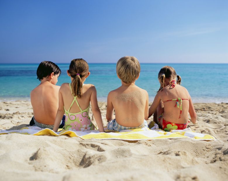 pvc-ninos-en-la-playa-encabezado » Crown Paradise