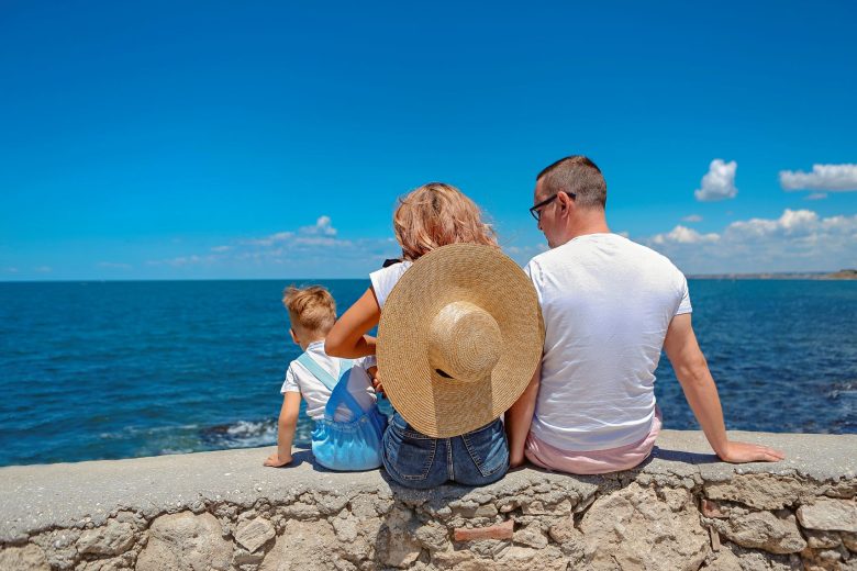 foto-principal-familia-viendo-al-mar-crown-pvc » Crown Paradise